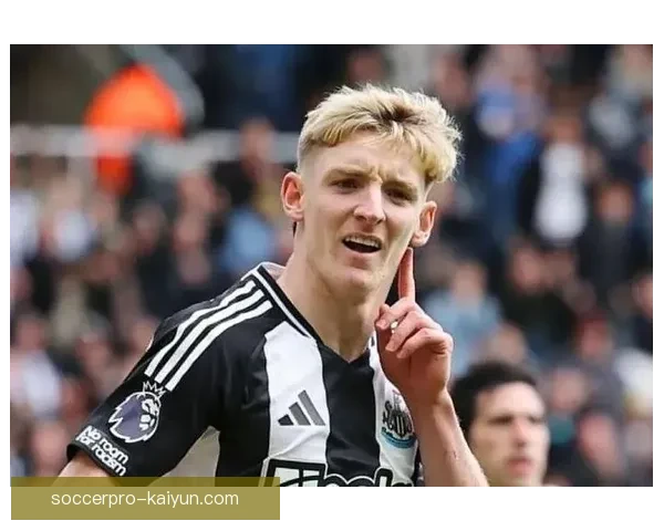 齐达内通过巧妙的更衣室管理促进球队团结与士气提升，展现出卓越的领导力与战略眼光